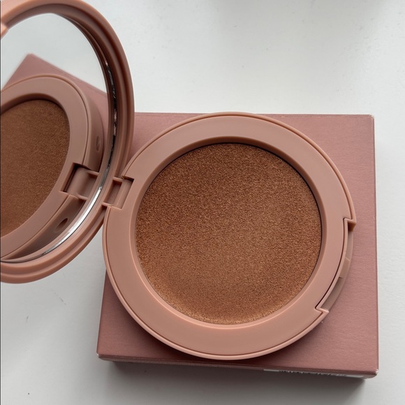 🆕 ILIA | Sunshift Weightless Silky Cream Bronzer (RISE) - Picture 3 of 7